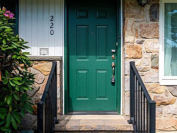 3rd image of 220 Maple Springs Dr