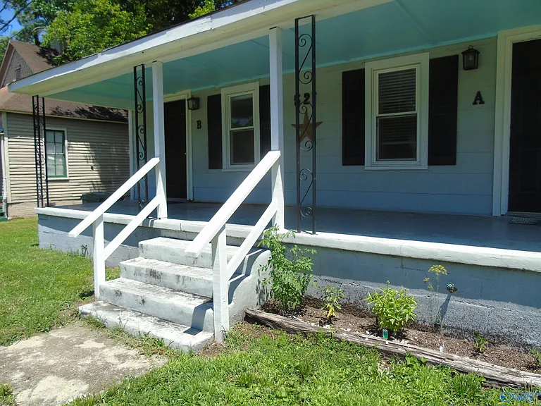 521 Oshaughnessy Ave NE #B — Photo 2