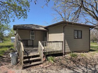 621 William St, Effingham, KS 66023