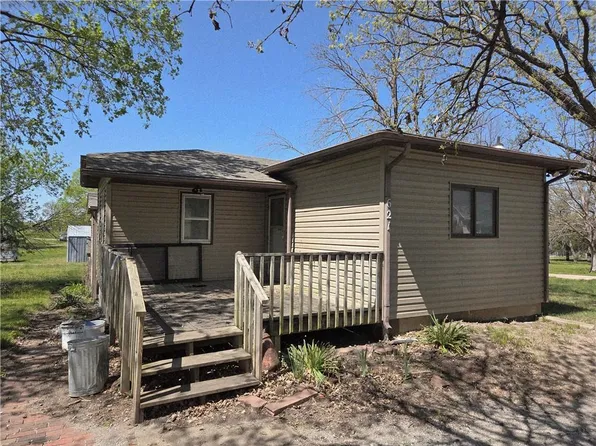 621 William St, Effingham, KS 66023