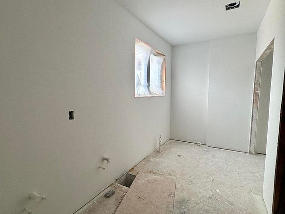 5th image of 815 Bellerive Blvd