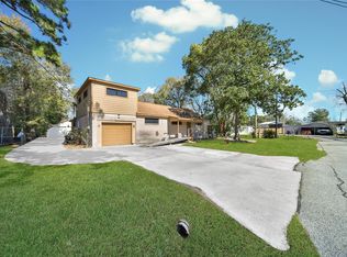 119 Pecan Dr, Baytown, TX 77520