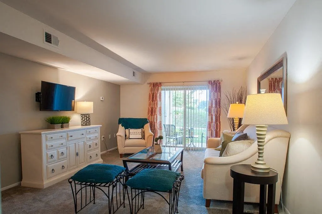 Lakewood Hills Apartments and Townhomes — Photo 4