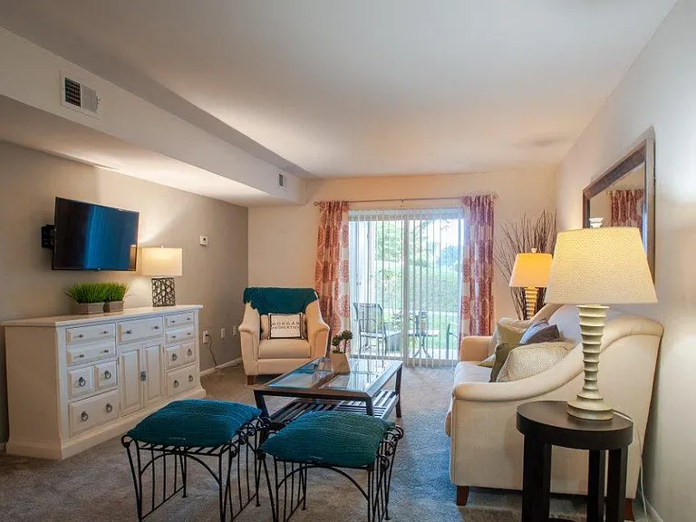 Lakewood Hills Apartments and Townhomes — Photo 4