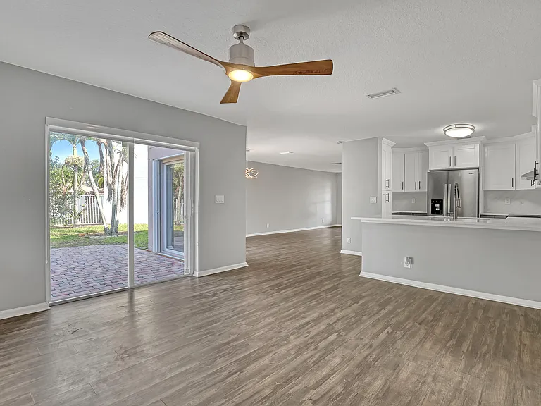 3464 Commodore Ct — Photo 20