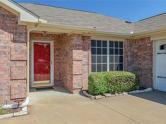 4th image of 208 Windy Knoll Ln