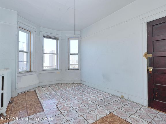 5th image of 154 E 22nd St