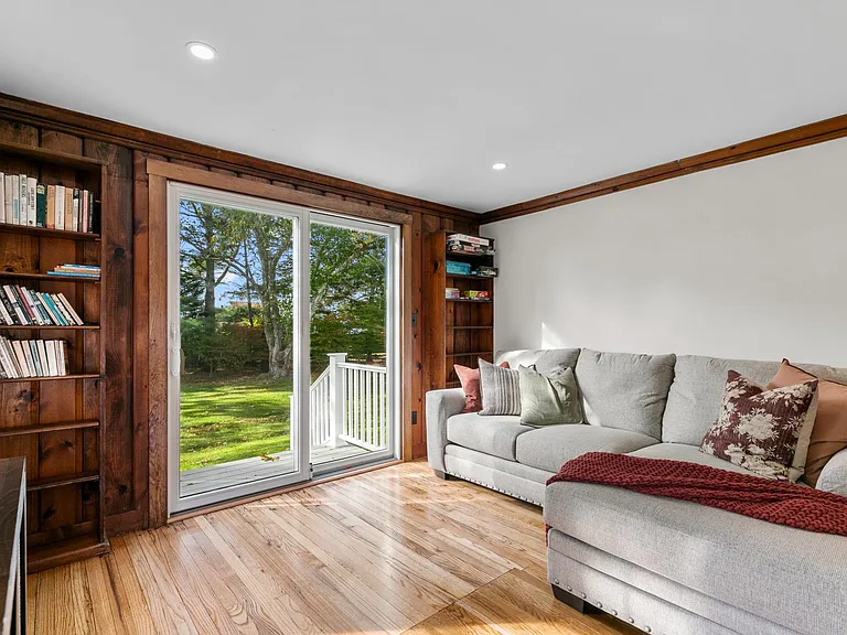 72 Kane Ave — Photo 12