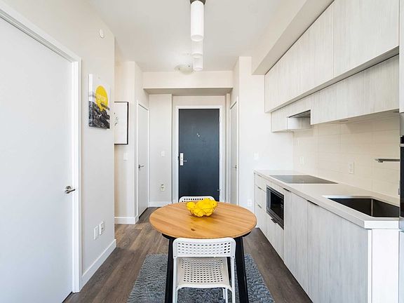 4th image of 8 Eglinton Ave E #5703