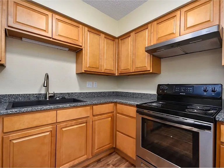 406 Judy St — Photo 10