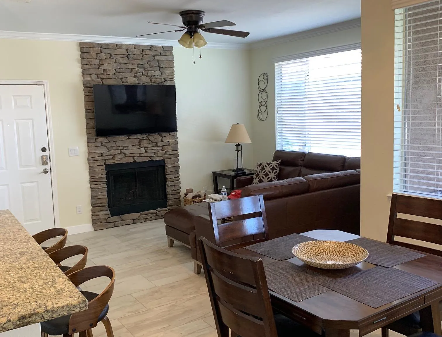 2 bed, 972 sqft, $4,300 — Photo 4