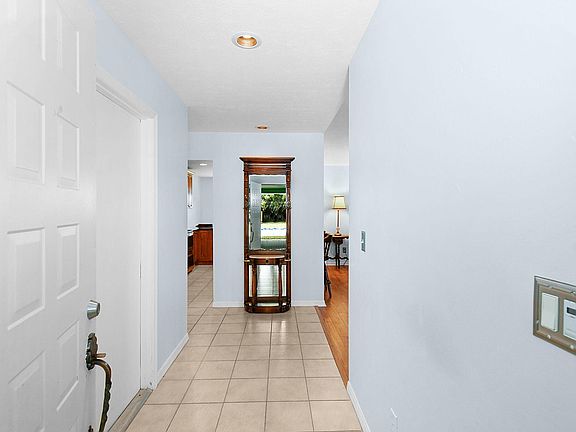 5th image of 765 SE Evans Avenue