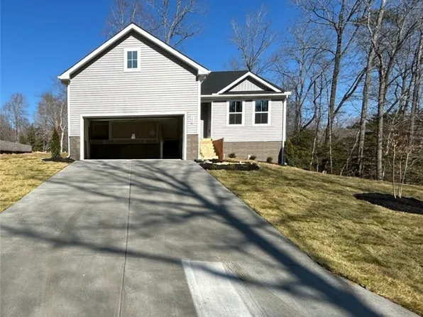 166 Highgate Dr, Hartfield, VA 23071