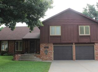 2726 SW Ashworth Pl, Topeka, KS 66614