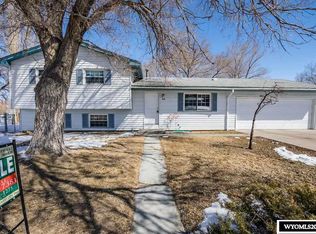 610 River View Dr, Green River, WY 82935