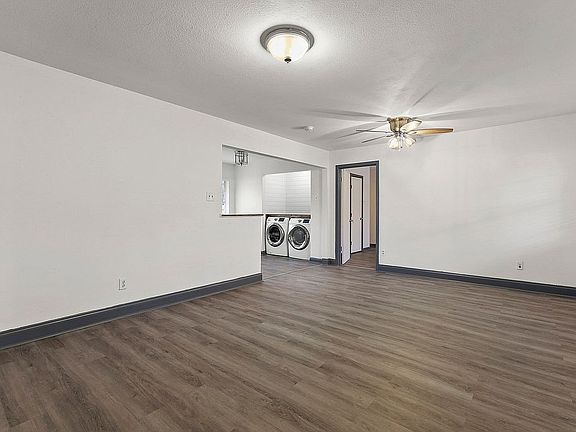 3rd image of 3146 Chatsworth Dr