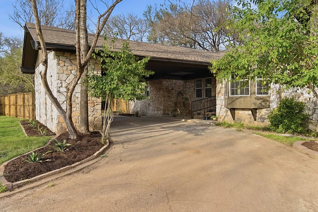 6 bed, 3822 sqft, $7,250 — Photo 1