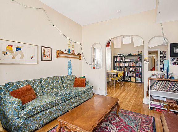 3rd image of 3206 W Diversey Ave