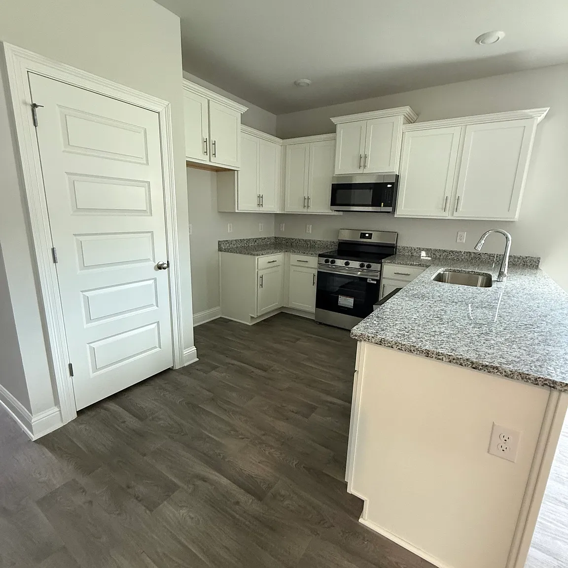4 bed, 1504 sqft, $2,100 — Photo 3