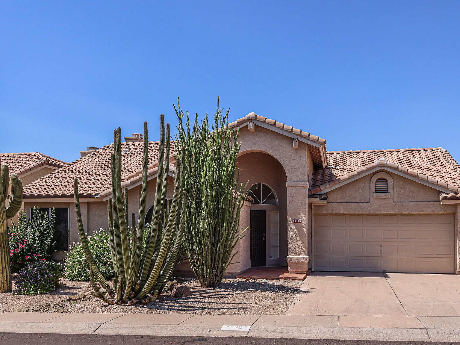 3 bed, 2.0 bath, 1568 sqft, $4,100 — Photo 2