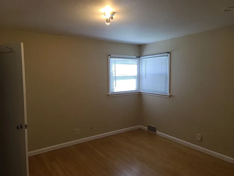 413 S 11th Ave — Photo 3