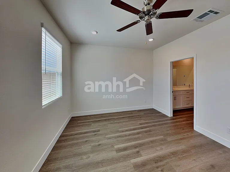 870 English Primrose St — Photo 9