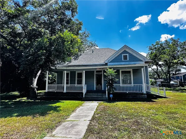 608 Coke St, Yoakum, TX 77995