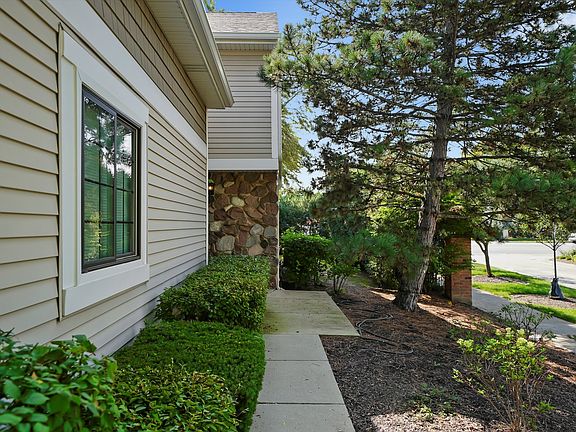 2nd image of 2571 Essex Dr