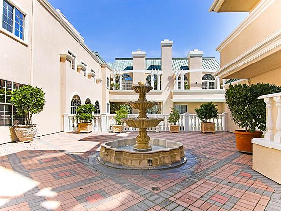 3rd image of 930 N Doheny Dr APT 205