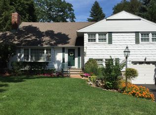 15 Sherwood Dr, Huntington, NY 11743
