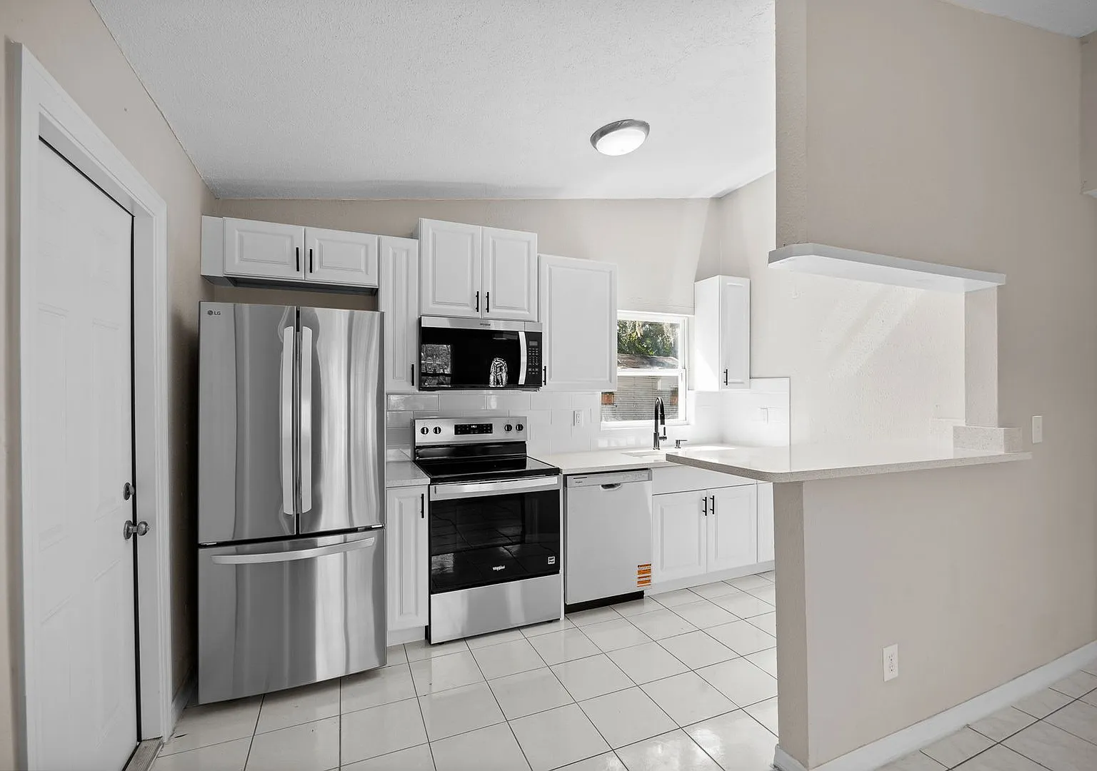 Modern Touches, Classic CharmYour Bradenton Home Awaits — Photo 3
