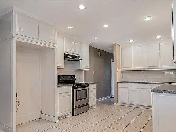 2nd image of 5020 Roxie St