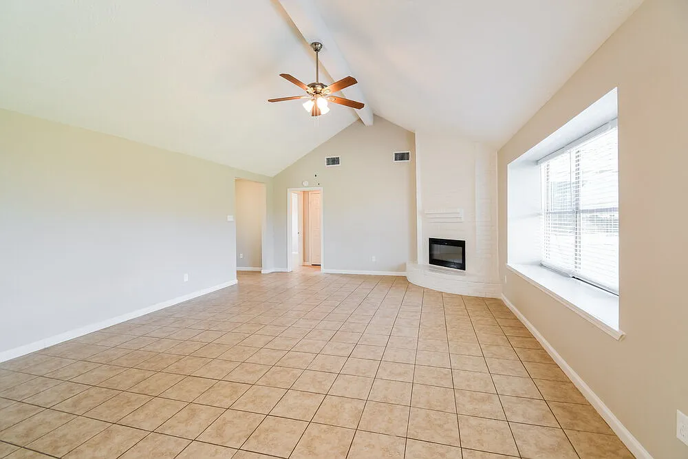 3 bed, 2.0 bath, 1492 sqft, $2,080 — Photo 3