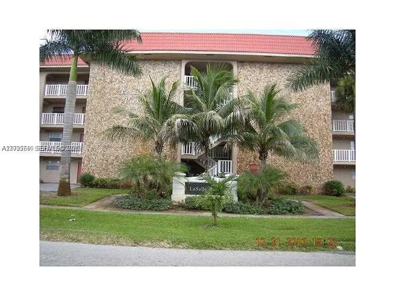Building Photo - 1700 NW 58th Ter #3M
