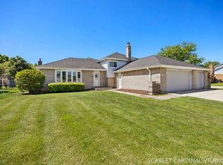 20W481 Cobb Dr, Downers Grove, IL 60516