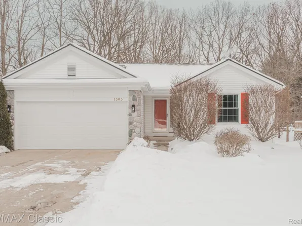 1305 Mill Creek Dr, Waterford, MI 48327
