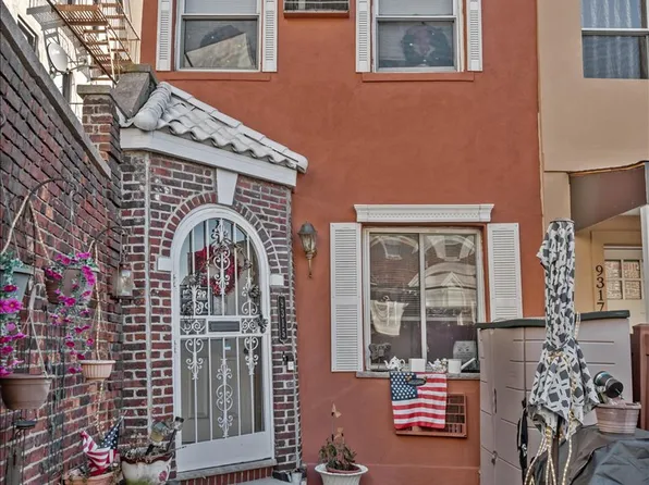 9315 Lafayette Walk image 1 of 13