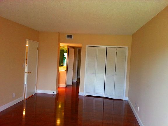 3rd image of 2850 N Palm Aire Dr