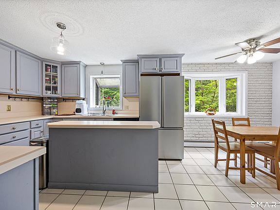 4th image of 825 Neipsic Road