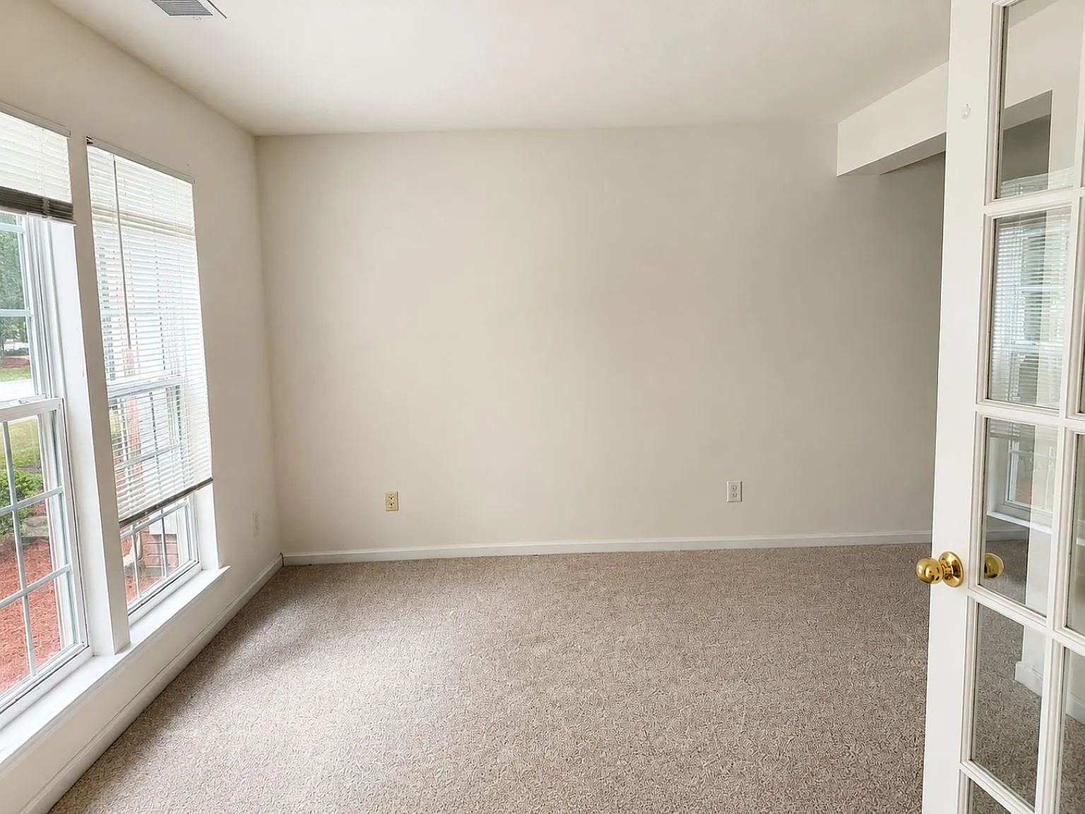 913 Tiger Ln — Photo 3