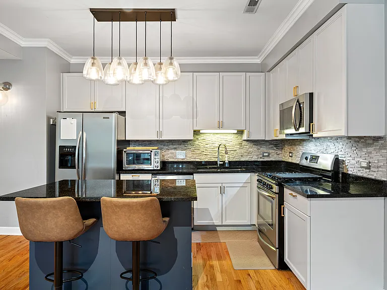 1435 W Addison St #2 — Photo 4