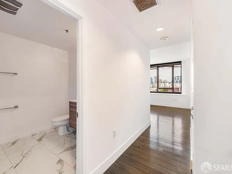 260 King St #717 — Photo 2