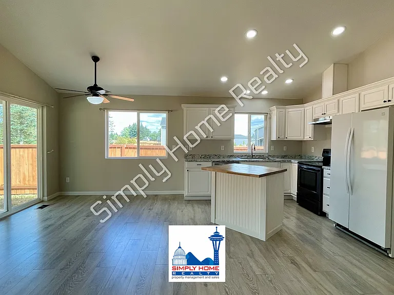9807 Greenleaf Loop SE — Photo 4