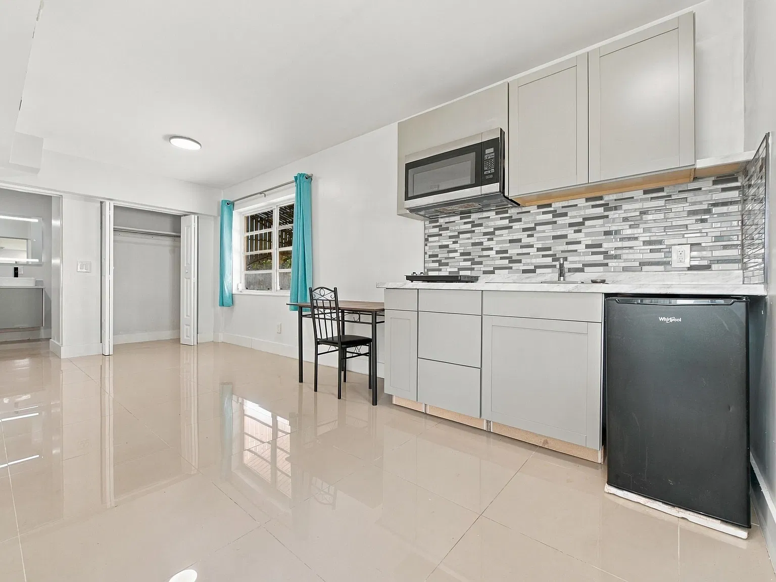 Studio, 1.0 bath, 219 sqft, $1,600 — Photo 2