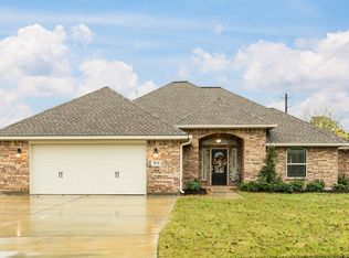 204 Oyster Bend Ln, Lake Jackson, TX 77566
