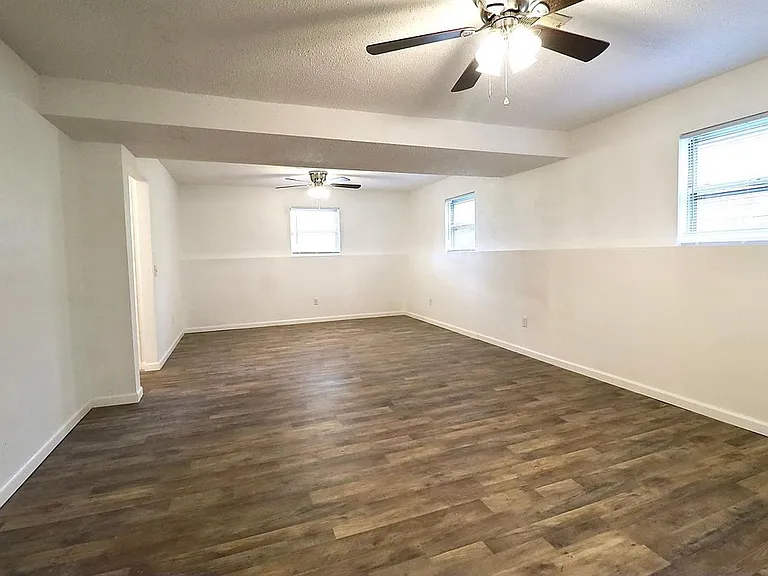 1108 Hess Ave — Photo 12