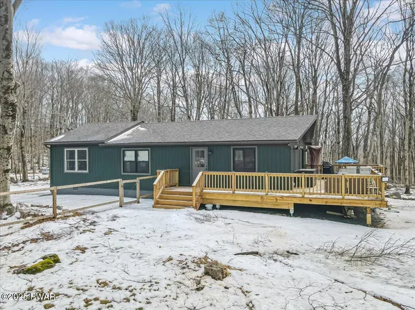 101 Axe Handle Ln, Greentown, PA 18426