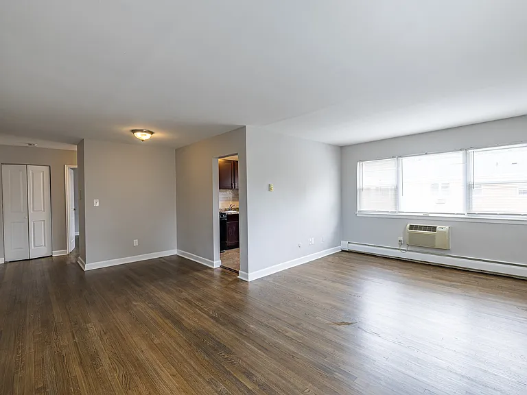Hamilton Apartments — Photo 12