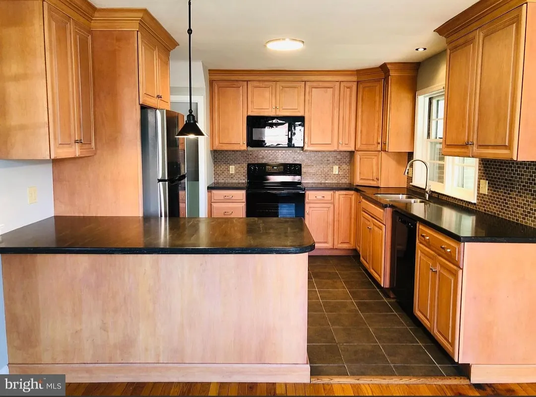913 Brighton Ave — Photo 2