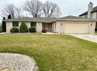 700 Savannah Dr, Crown Point, IN 46307